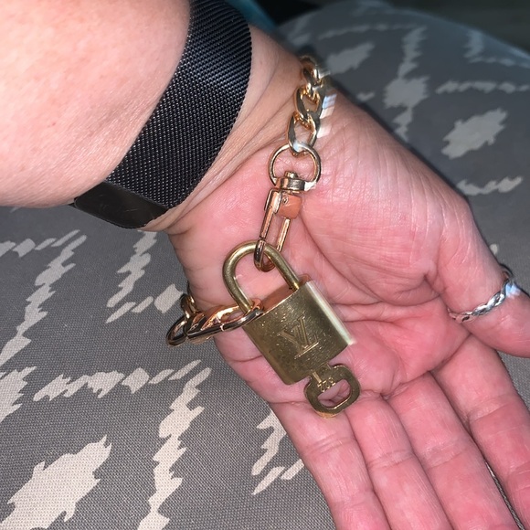 LV authentic Lock and key number (322) - Picture 5 of 7